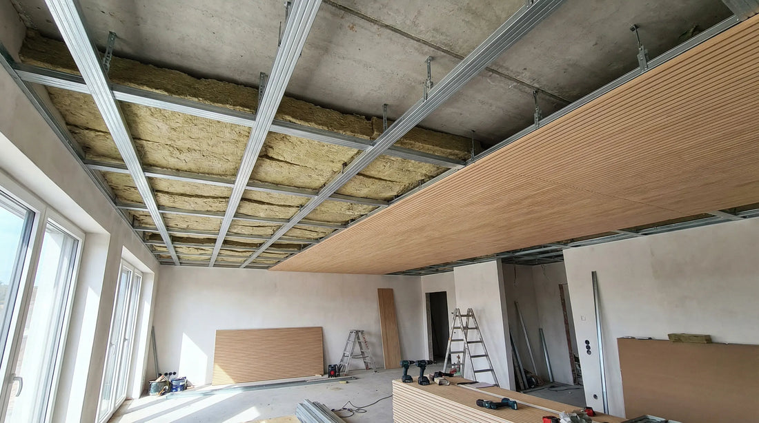 Decke abhängen für bessere Akustik: Anleitung & Kosten